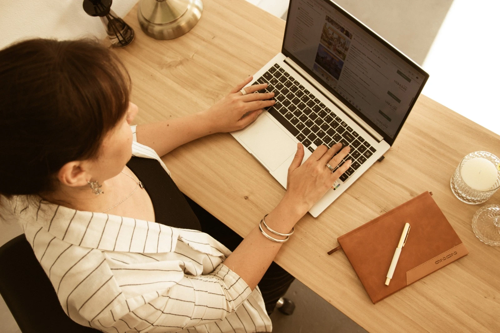 Atención personalizada para clientes en la oficina de viajes Cora Biondini