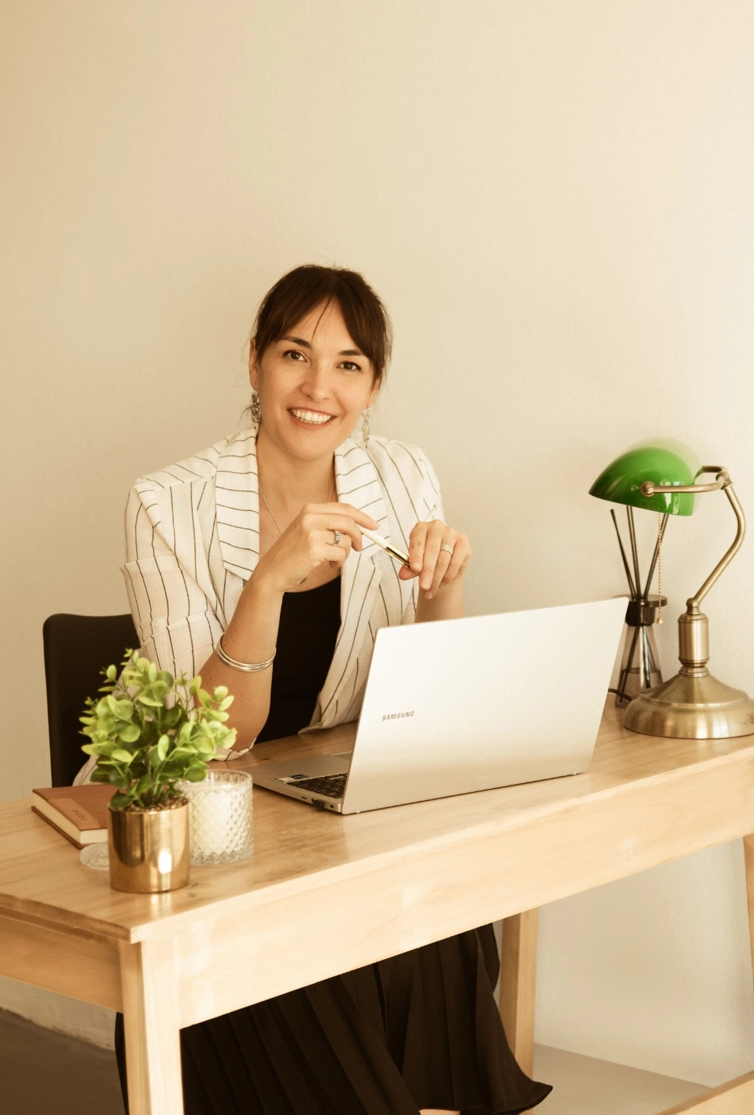 Equipo de expertos en turismo planificando itinerarios exclusivos